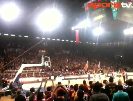 Avrupa basketbolu bunu konuşuyor! Galatasaray Taraftarından Muthiş 3′lü